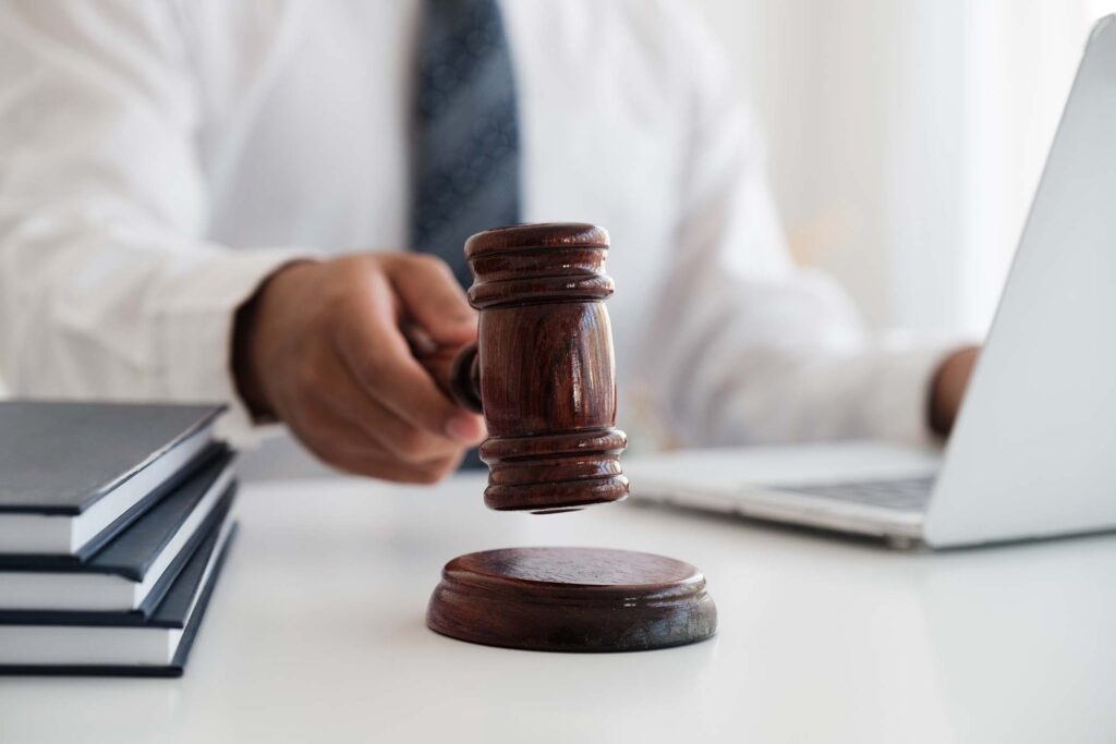 Homem-de-gravata-batendo-martelo-da-justiça.