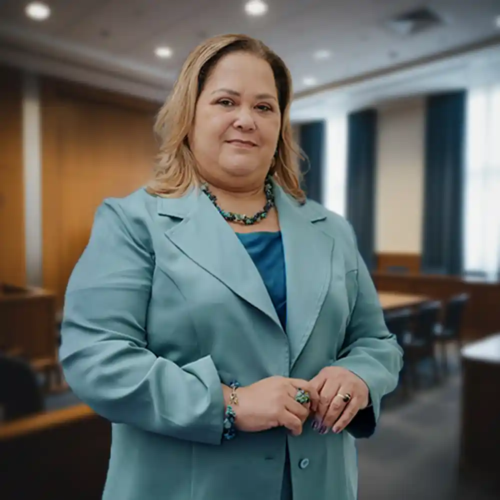advogada-direito-do-consumidor-do-escritorio-nobre-de-miranda-advocacia-em-um-tribunal